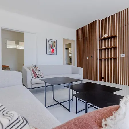 Upscale 2-br Swimming Pool Sea View Apartment